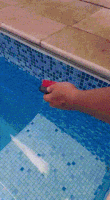 Como esfregar borda da piscina