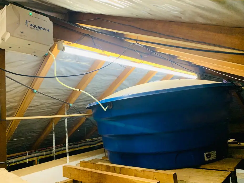 Aquapura Essential instalado ao lado da caixa d'água
