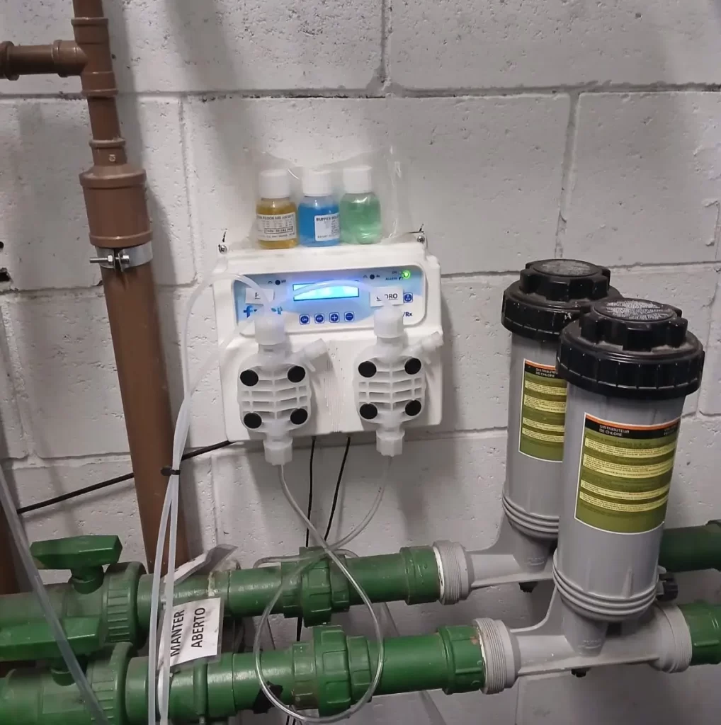Fysi Dual instalada na casa de máquinas da piscina