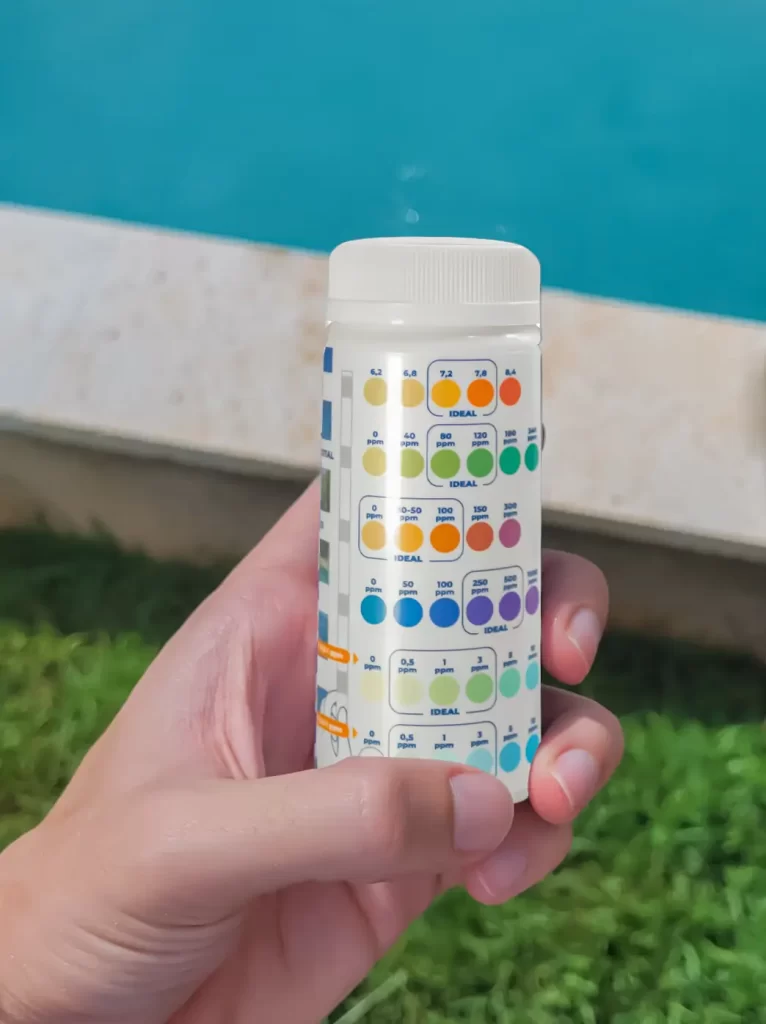 Análise da qualidade da água da piscina com fita teste