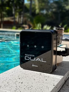 Panozon Dual perto da piscina