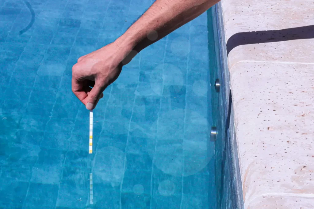 Uso da Fita Teste 6 em 1 Panozon em piscina
